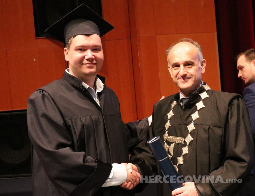 FPMOZ: Pogledajte tko je sve jučer dobio diplomu na svečanoj promociji diplomanata
