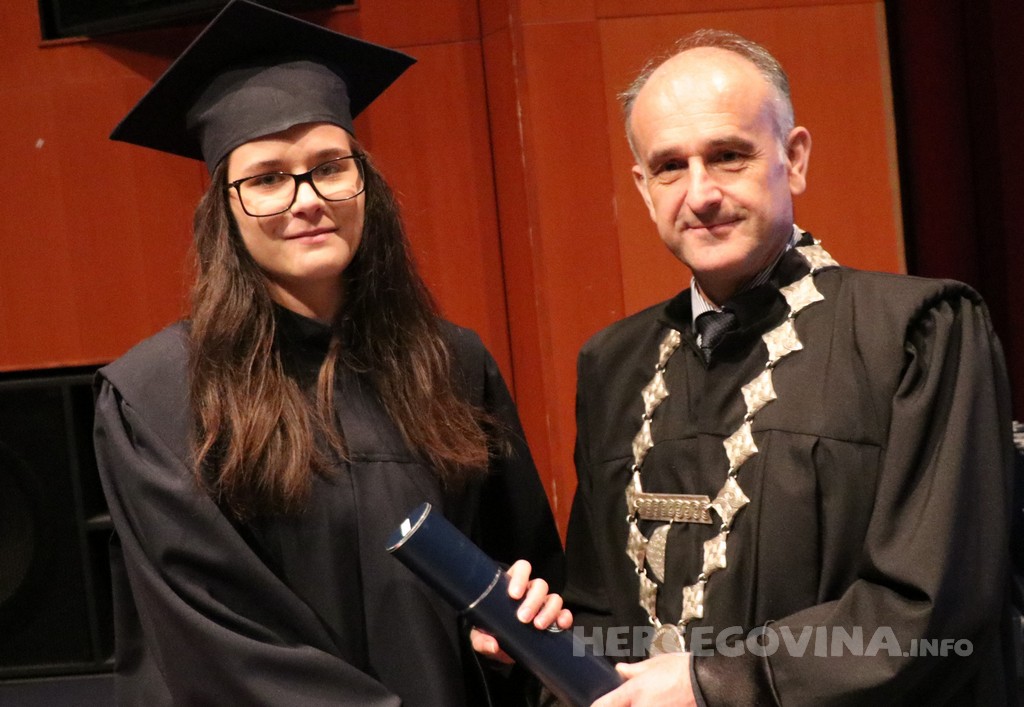 FPMOZ: Pogledajte tko je sve jučer dobio diplomu na svečanoj promociji diplomanata