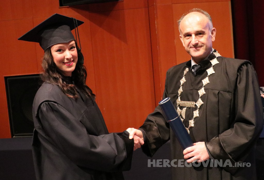 FPMOZ: Pogledajte tko je sve jučer dobio diplomu na svečanoj promociji diplomanata