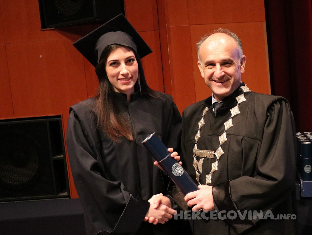 FPMOZ: Pogledajte tko je sve jučer dobio diplomu na svečanoj promociji diplomanata