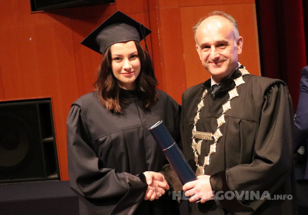 FPMOZ: Pogledajte tko je sve jučer dobio diplomu na svečanoj promociji diplomanata