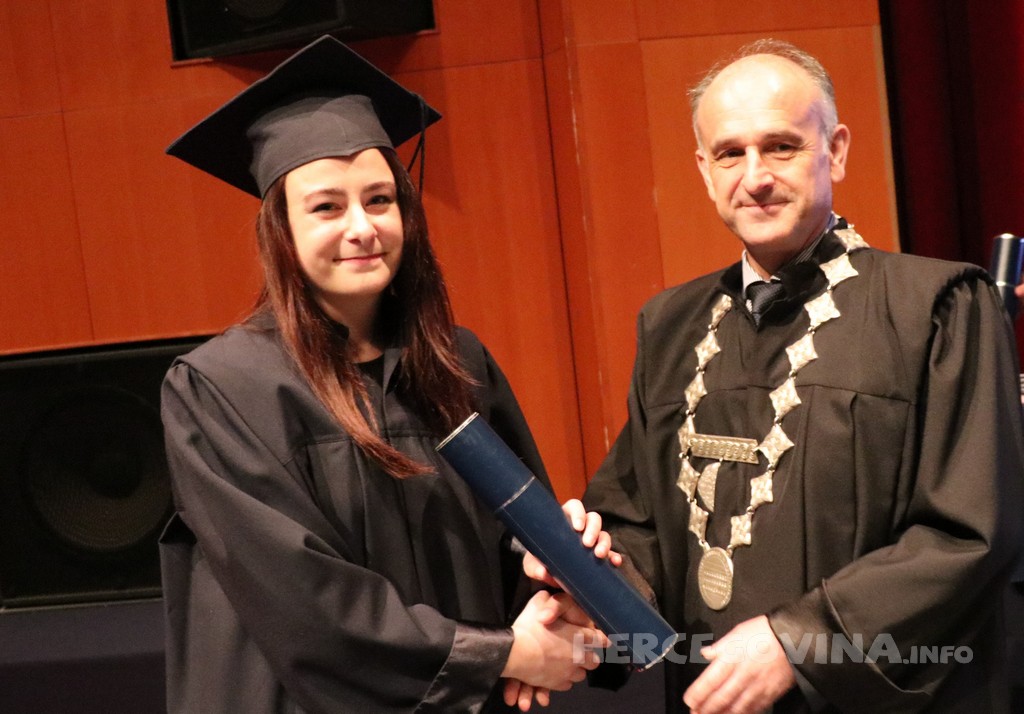 FPMOZ: Pogledajte tko je sve jučer dobio diplomu na svečanoj promociji diplomanata