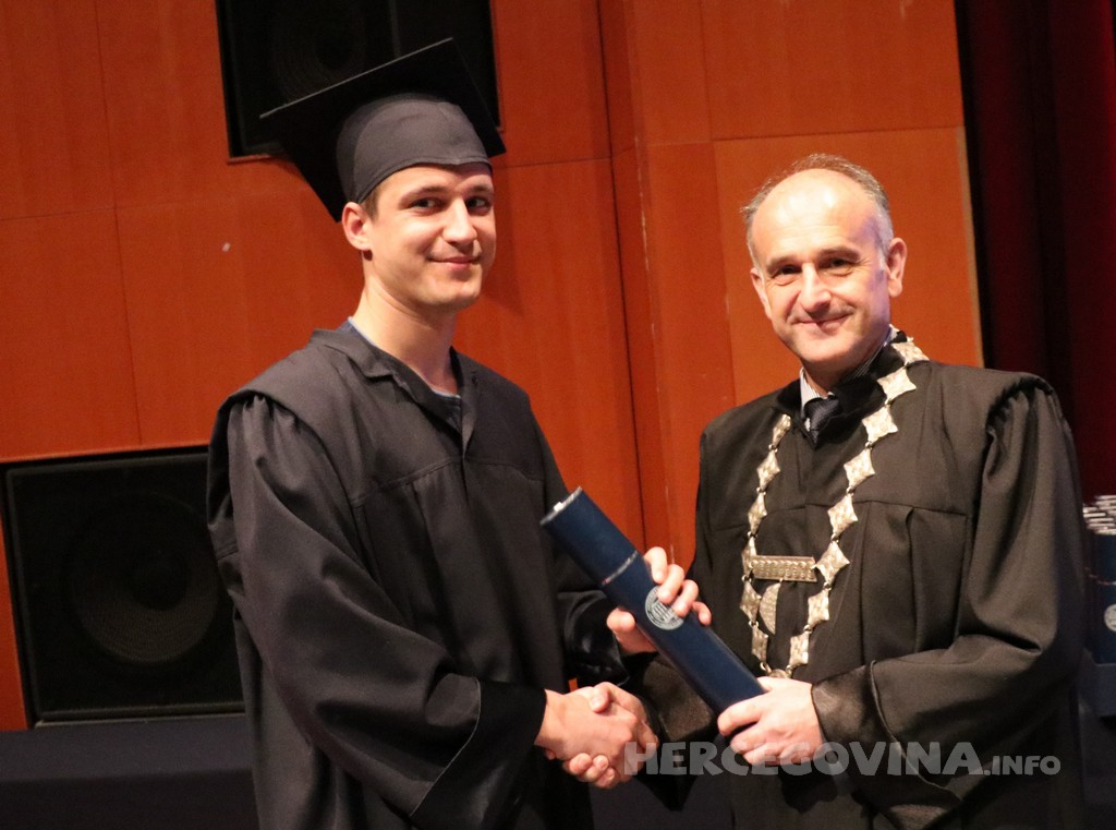 FPMOZ: Pogledajte tko je sve jučer dobio diplomu na svečanoj promociji diplomanata