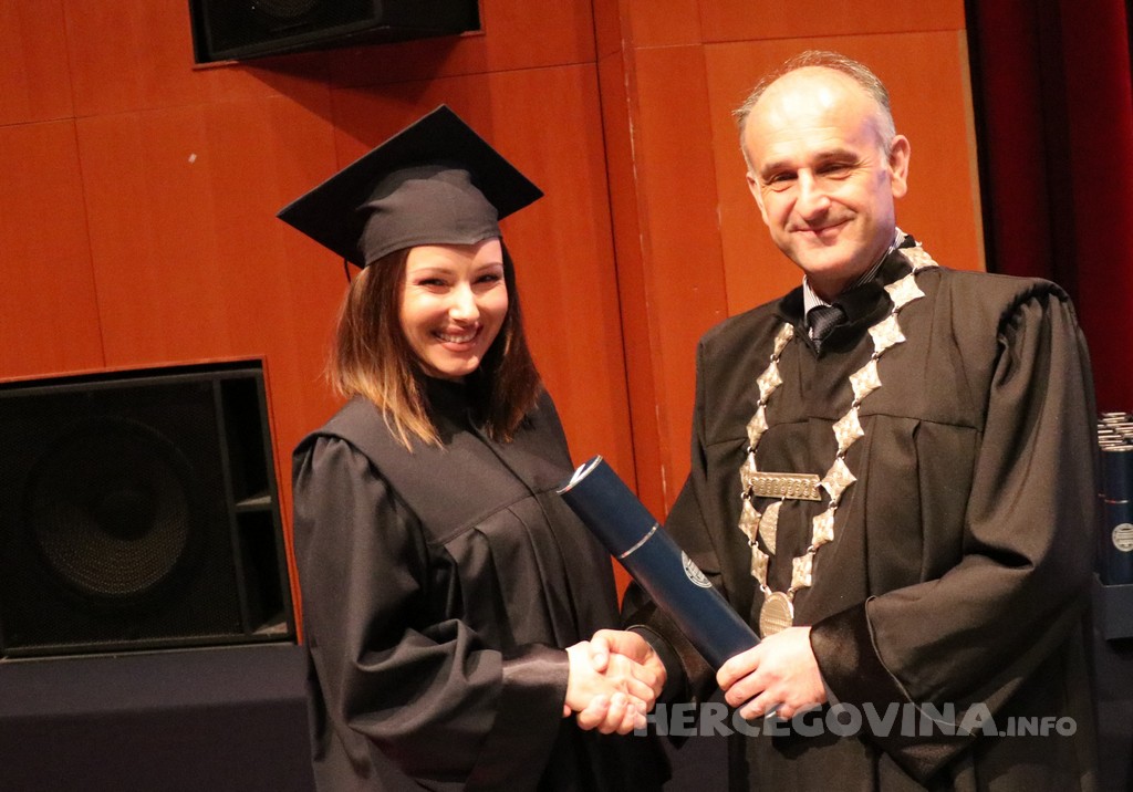 FPMOZ: Pogledajte tko je sve jučer dobio diplomu na svečanoj promociji diplomanata