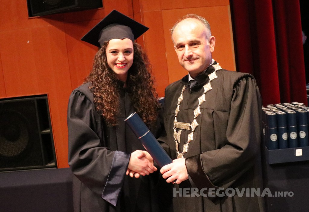 FPMOZ: Pogledajte tko je sve jučer dobio diplomu na svečanoj promociji diplomanata