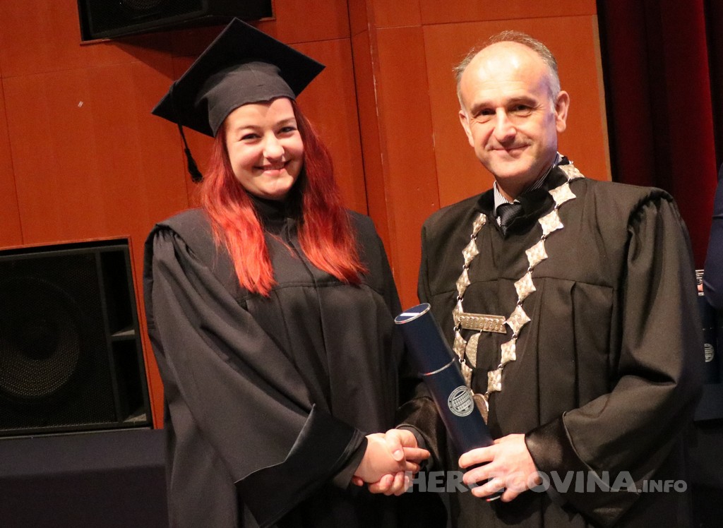 FPMOZ: Pogledajte tko je sve jučer dobio diplomu na svečanoj promociji diplomanata