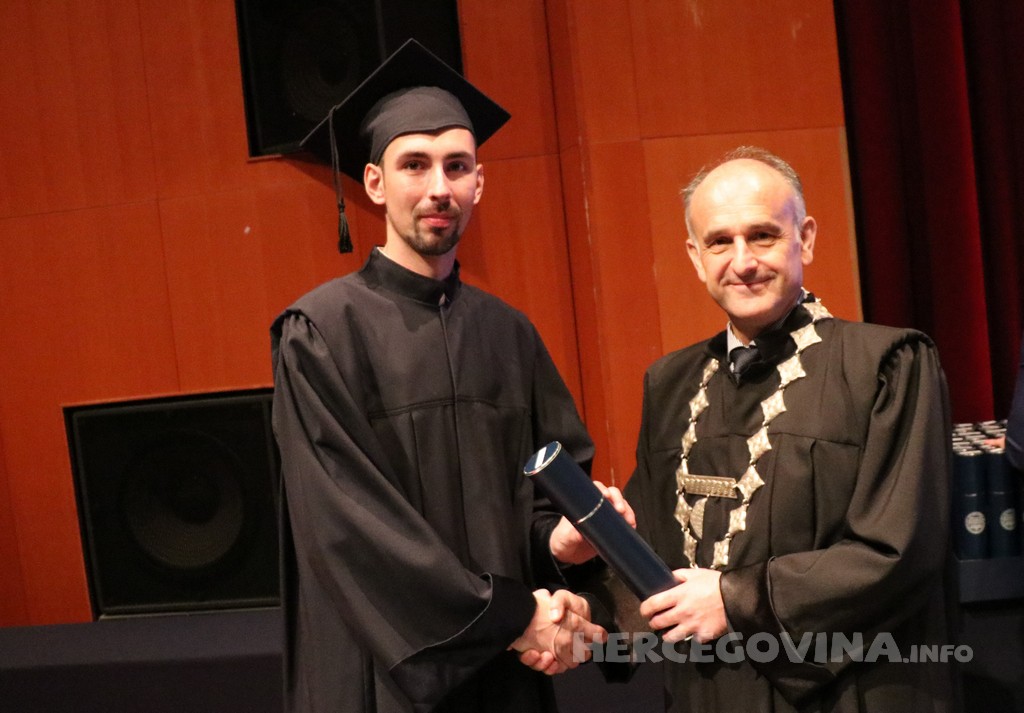 FPMOZ: Pogledajte tko je sve jučer dobio diplomu na svečanoj promociji diplomanata