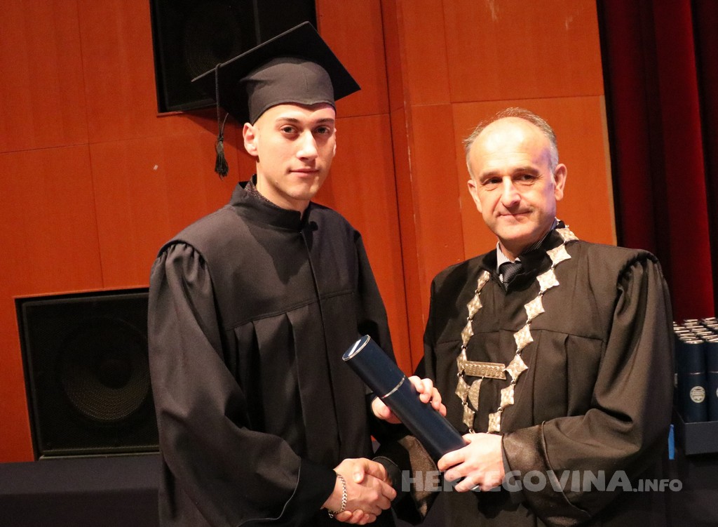 FPMOZ: Pogledajte tko je sve jučer dobio diplomu na svečanoj promociji diplomanata