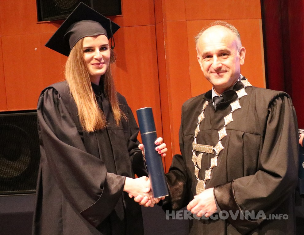 FPMOZ: Pogledajte tko je sve jučer dobio diplomu na svečanoj promociji diplomanata