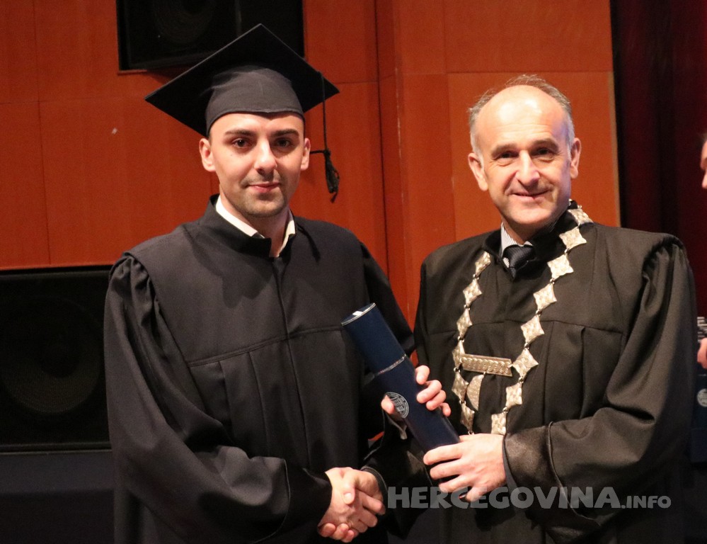 FPMOZ: Pogledajte tko je sve jučer dobio diplomu na svečanoj promociji diplomanata