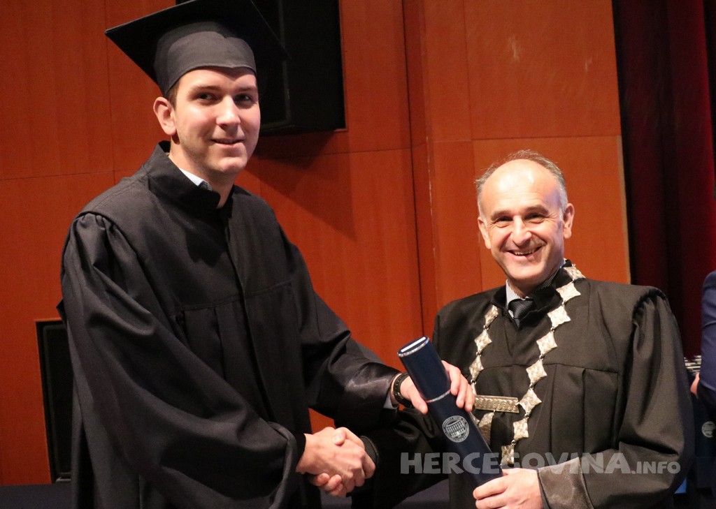 FPMOZ: Pogledajte tko je sve jučer dobio diplomu na svečanoj promociji diplomanata