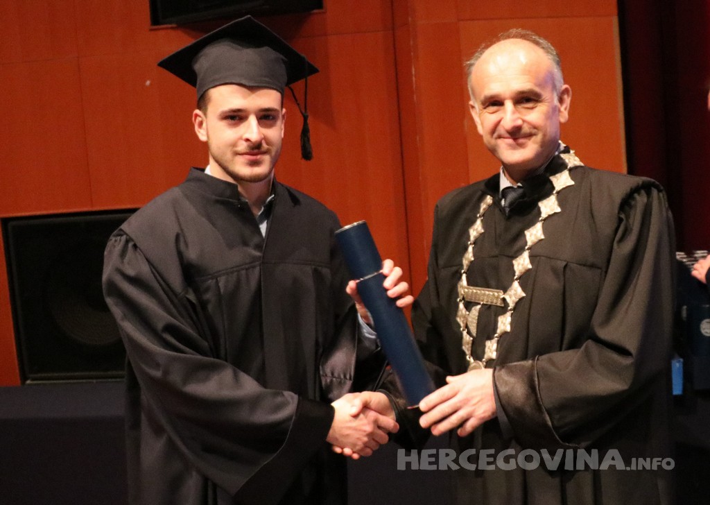 FPMOZ: Pogledajte tko je sve jučer dobio diplomu na svečanoj promociji diplomanata