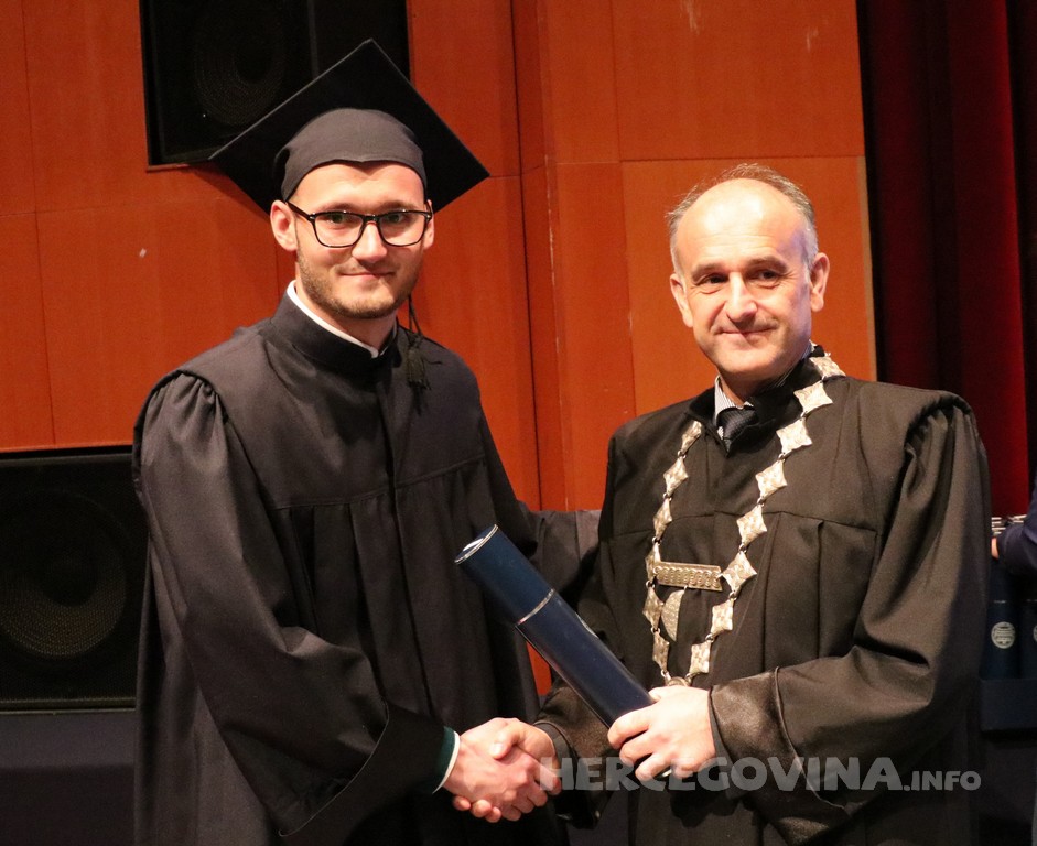 FPMOZ: Pogledajte tko je sve jučer dobio diplomu na svečanoj promociji diplomanata