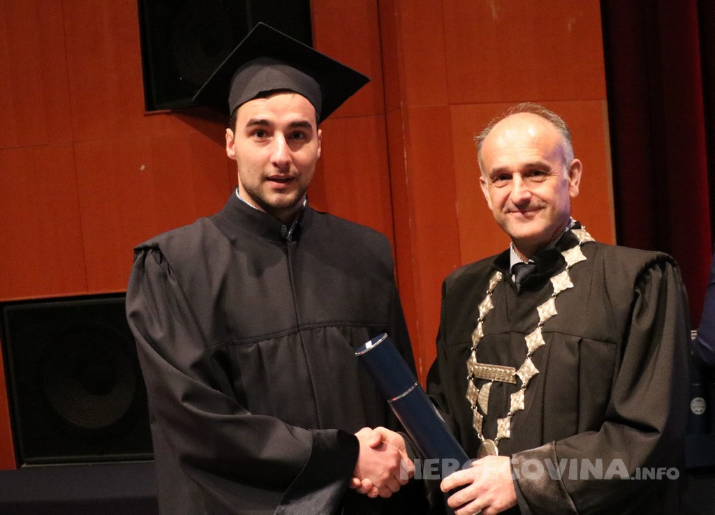 FPMOZ: Pogledajte tko je sve jučer dobio diplomu na svečanoj promociji diplomanata