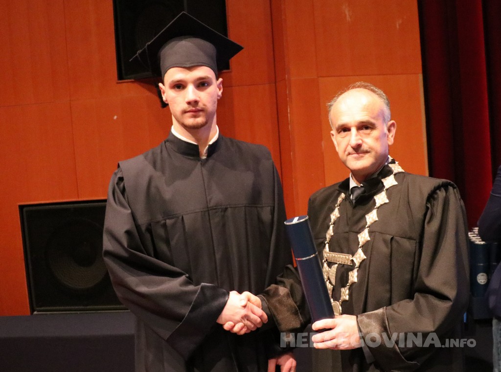 FPMOZ: Pogledajte tko je sve jučer dobio diplomu na svečanoj promociji diplomanata