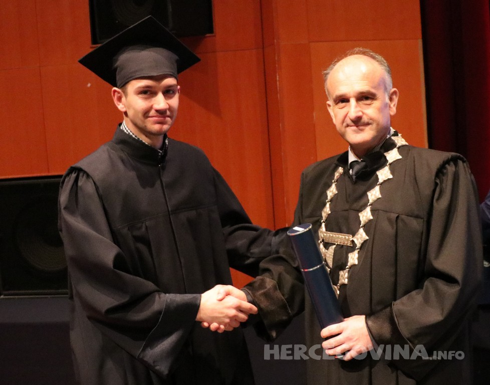 FPMOZ: Pogledajte tko je sve jučer dobio diplomu na svečanoj promociji diplomanata