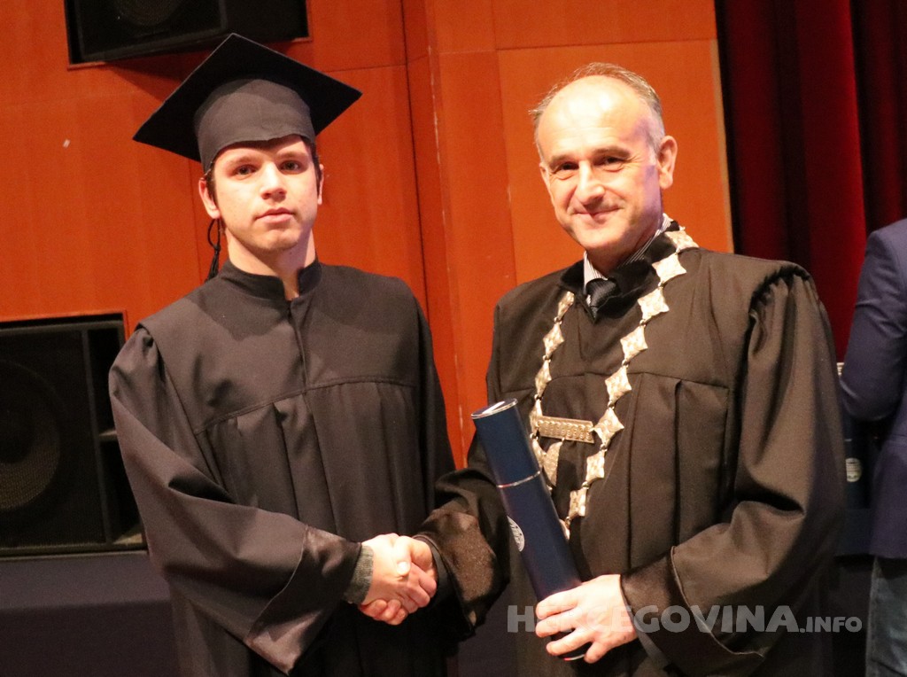 FPMOZ: Pogledajte tko je sve jučer dobio diplomu na svečanoj promociji diplomanata