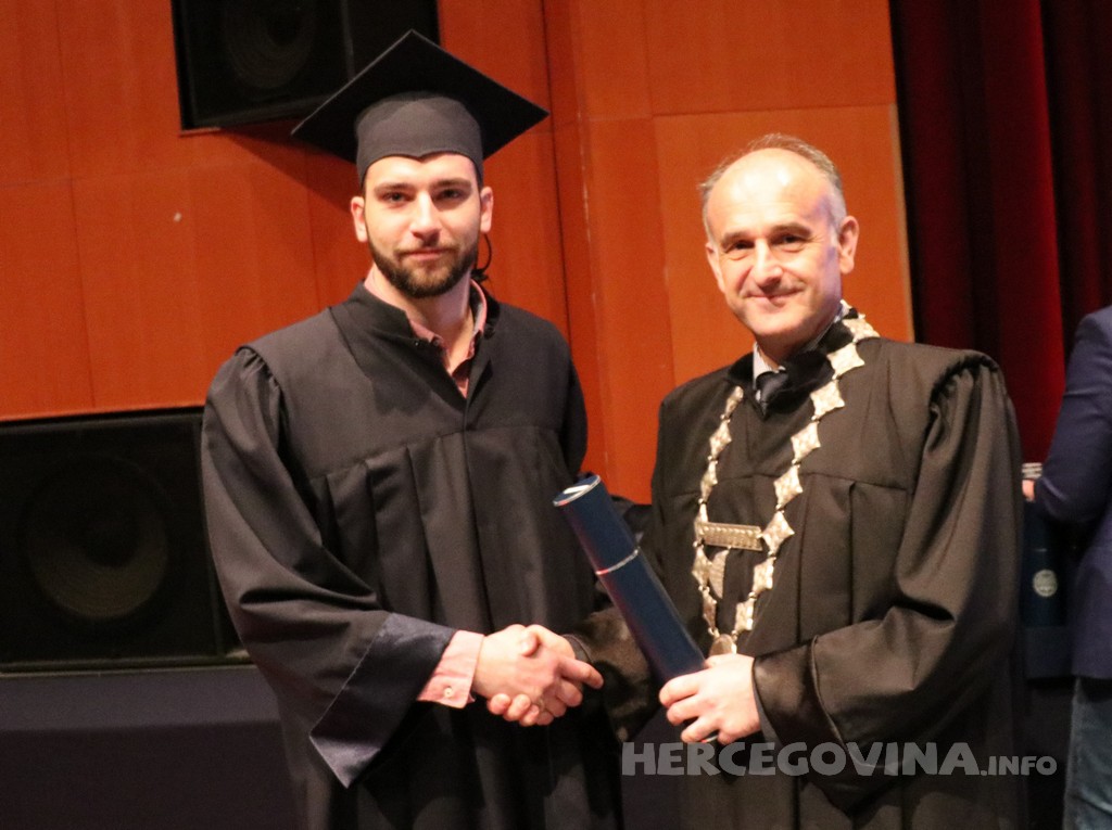 FPMOZ: Pogledajte tko je sve jučer dobio diplomu na svečanoj promociji diplomanata