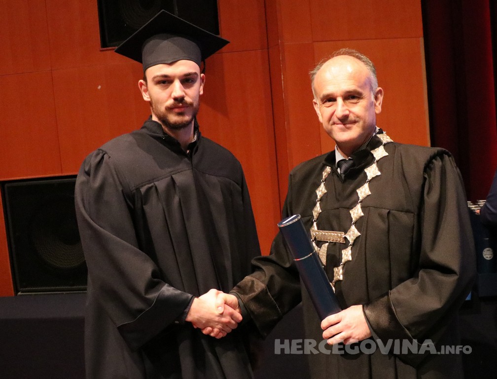 FPMOZ: Pogledajte tko je sve jučer dobio diplomu na svečanoj promociji diplomanata