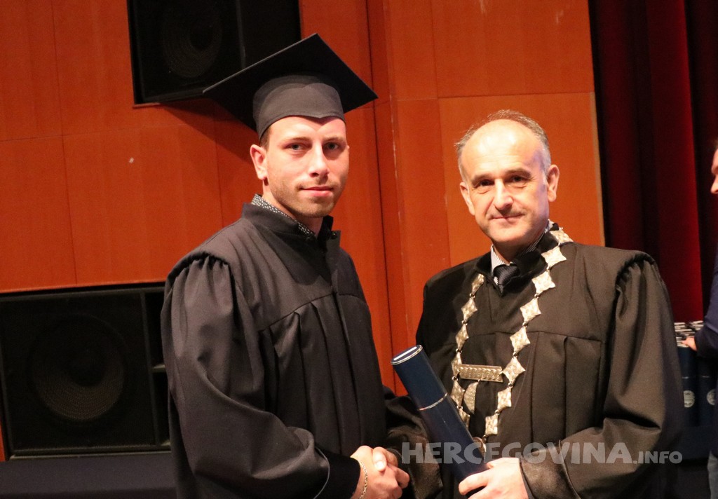 FPMOZ: Pogledajte tko je sve jučer dobio diplomu na svečanoj promociji diplomanata