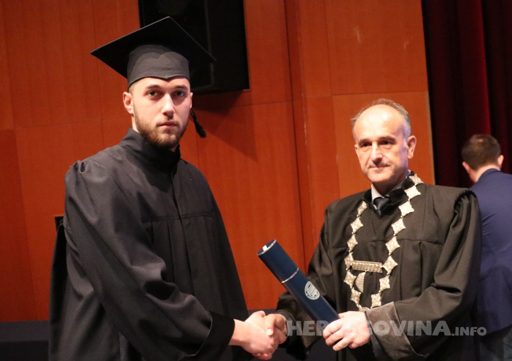 FPMOZ: Pogledajte tko je sve jučer dobio diplomu na svečanoj promociji diplomanata