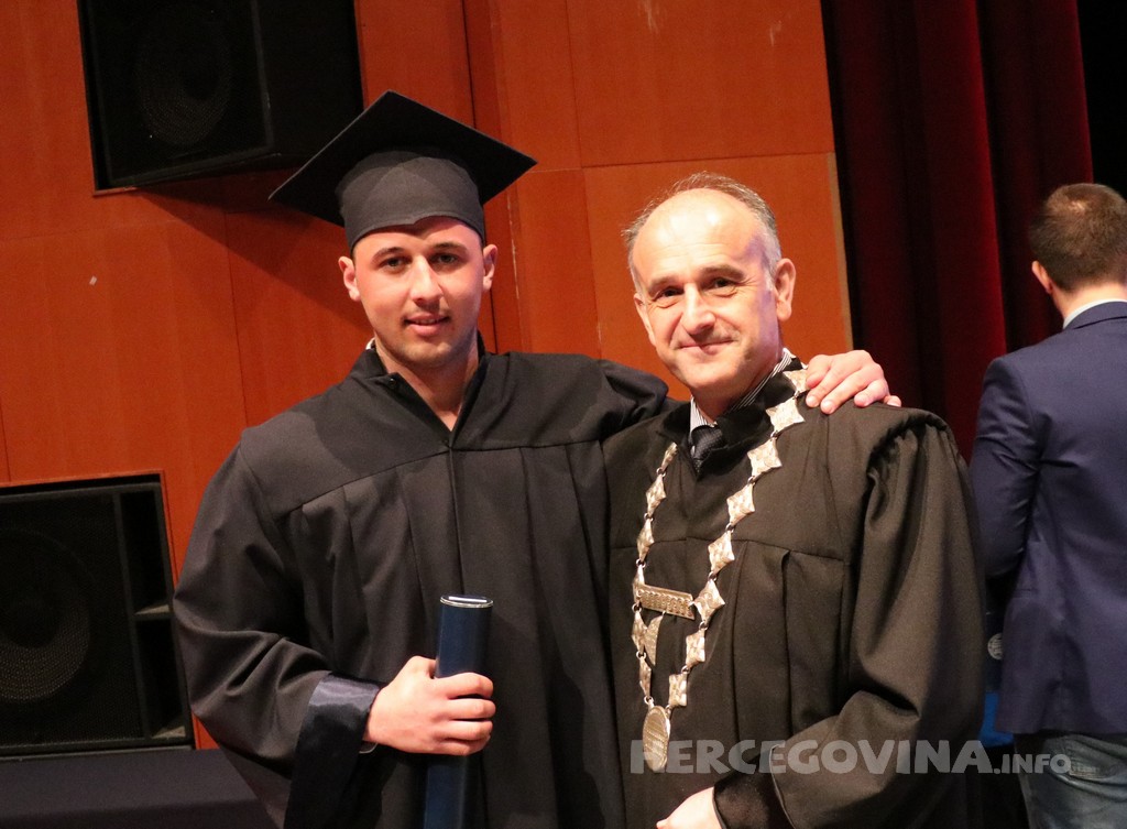 FPMOZ: Pogledajte tko je sve jučer dobio diplomu na svečanoj promociji diplomanata