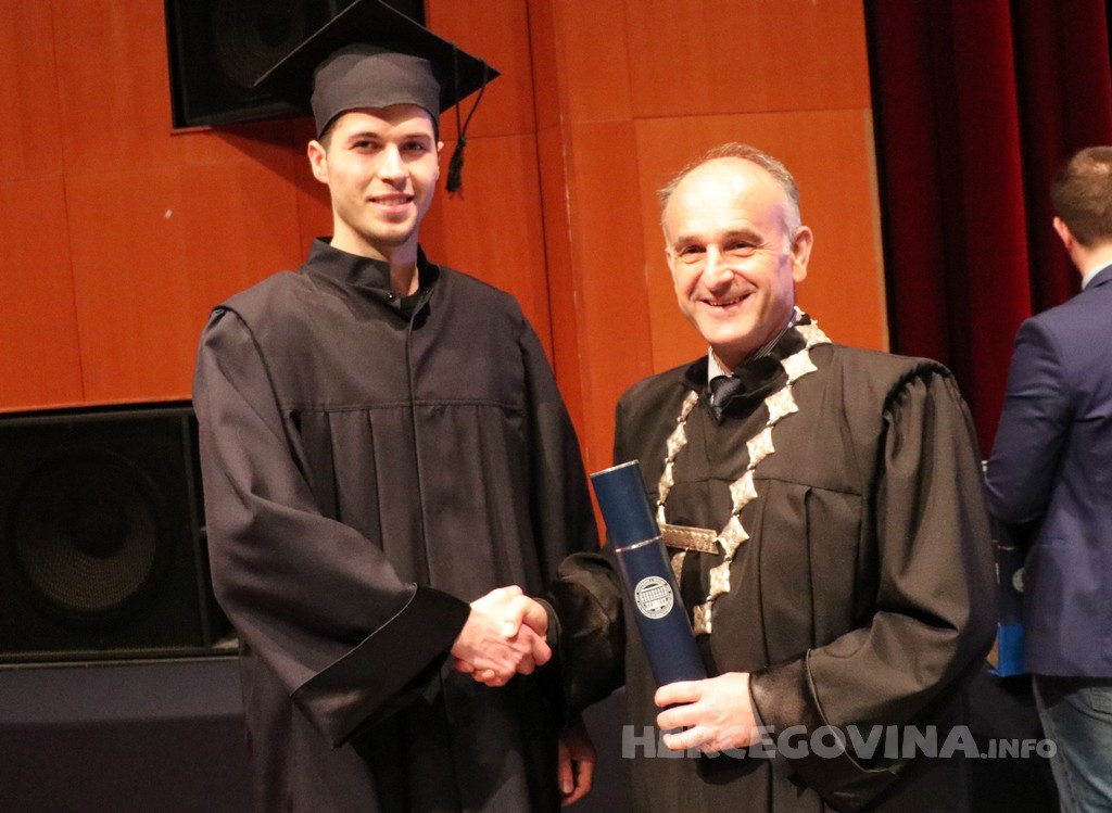 FPMOZ: Pogledajte tko je sve jučer dobio diplomu na svečanoj promociji diplomanata