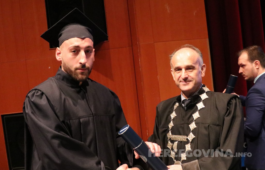 FPMOZ: Pogledajte tko je sve jučer dobio diplomu na svečanoj promociji diplomanata