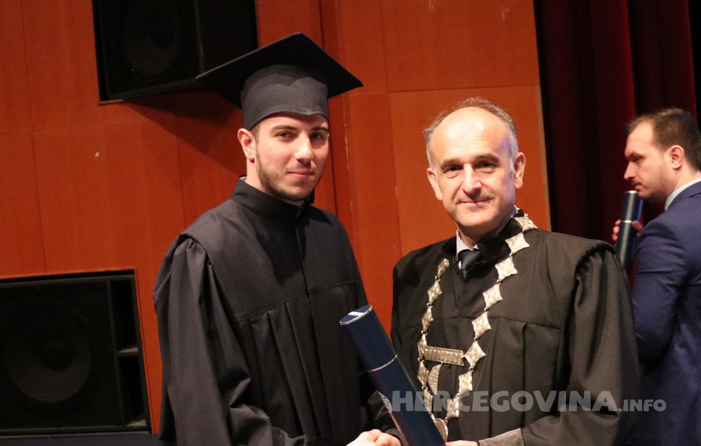 FPMOZ: Pogledajte tko je sve jučer dobio diplomu na svečanoj promociji diplomanata