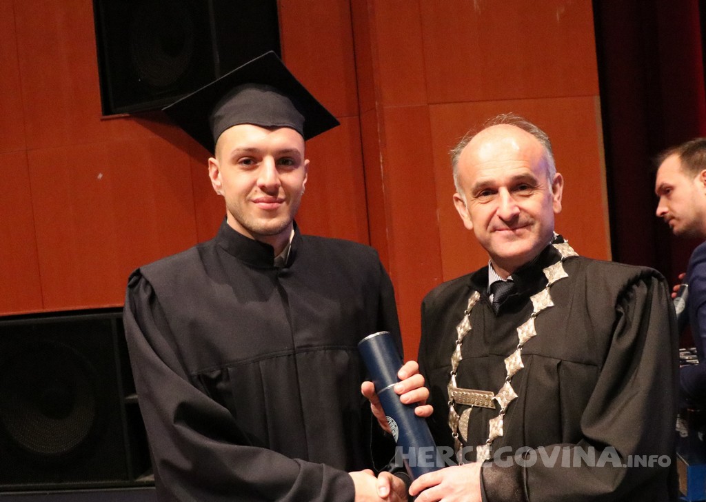 FPMOZ: Pogledajte tko je sve jučer dobio diplomu na svečanoj promociji diplomanata