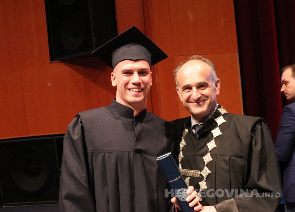 FPMOZ: Pogledajte tko je sve jučer dobio diplomu na svečanoj promociji diplomanata