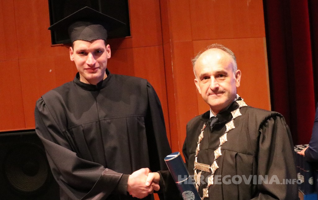 FPMOZ: Pogledajte tko je sve jučer dobio diplomu na svečanoj promociji diplomanata