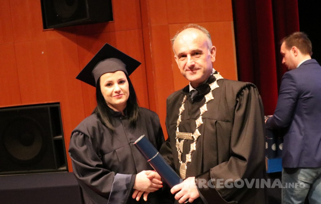 FPMOZ: Pogledajte tko je sve jučer dobio diplomu na svečanoj promociji diplomanata