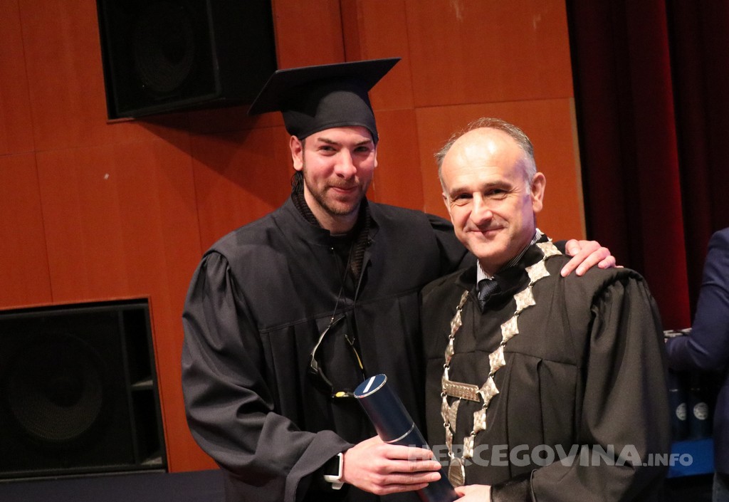 FPMOZ: Pogledajte tko je sve jučer dobio diplomu na svečanoj promociji diplomanata