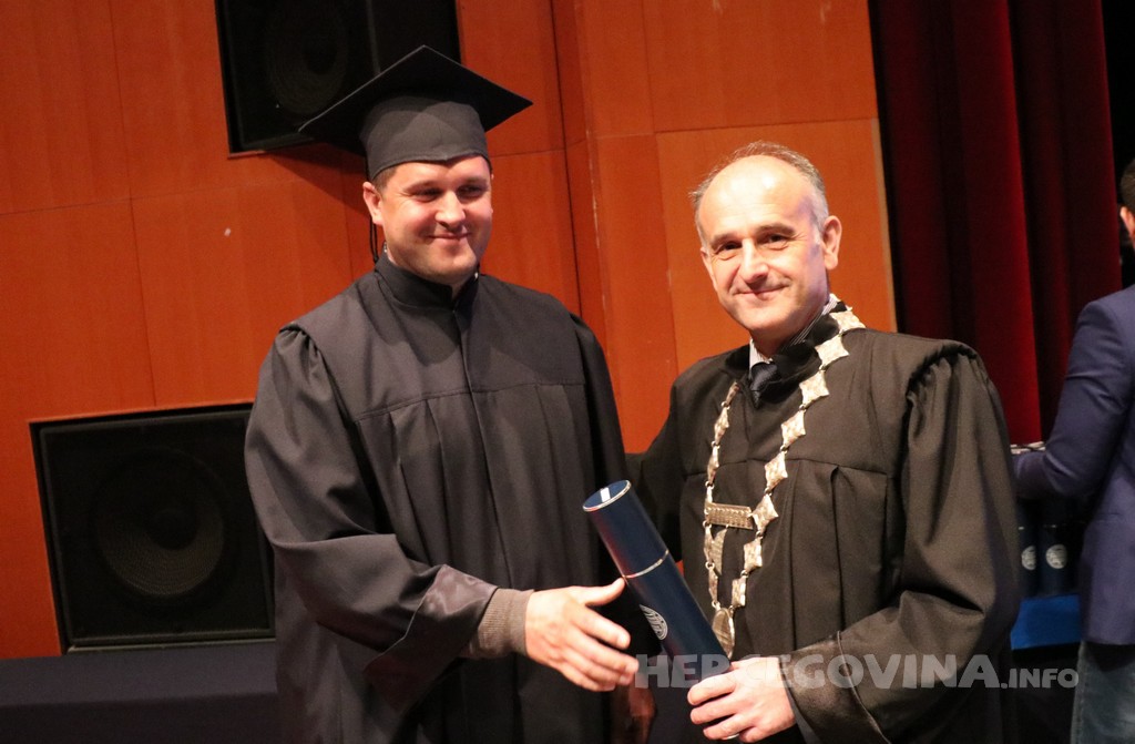 FPMOZ: Pogledajte tko je sve jučer dobio diplomu na svečanoj promociji diplomanata