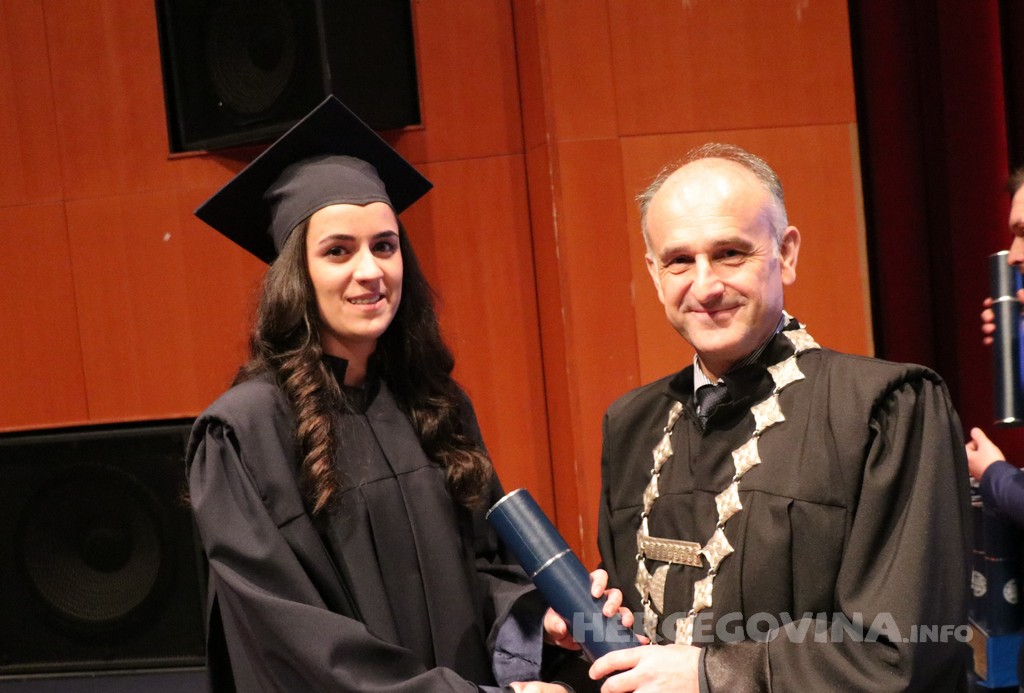 FPMOZ: Pogledajte tko je sve jučer dobio diplomu na svečanoj promociji diplomanata