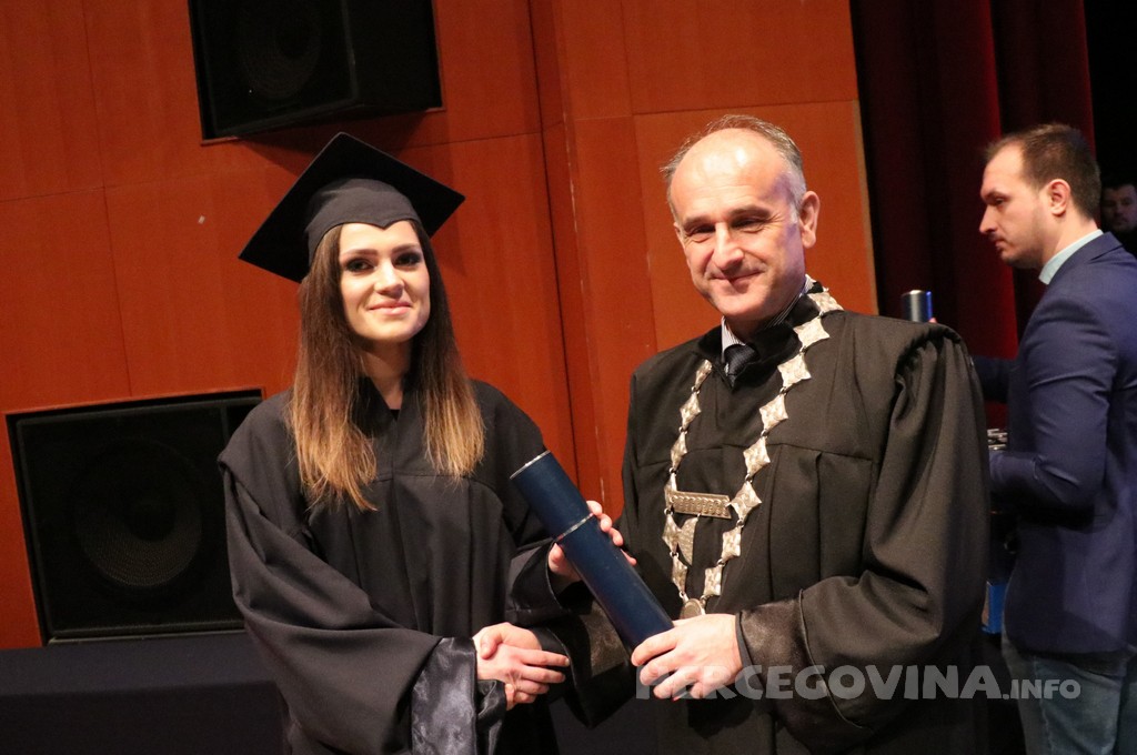 FPMOZ: Pogledajte tko je sve jučer dobio diplomu na svečanoj promociji diplomanata