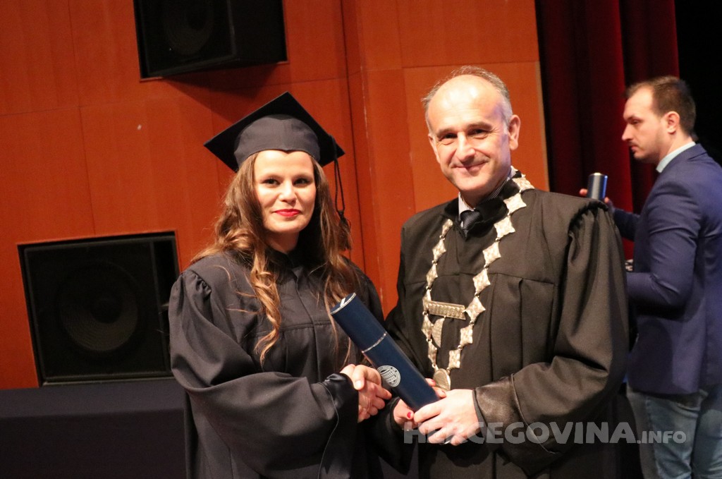 FPMOZ: Pogledajte tko je sve jučer dobio diplomu na svečanoj promociji diplomanata