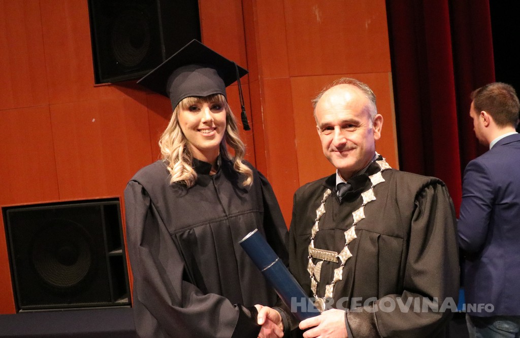 FPMOZ: Pogledajte tko je sve jučer dobio diplomu na svečanoj promociji diplomanata