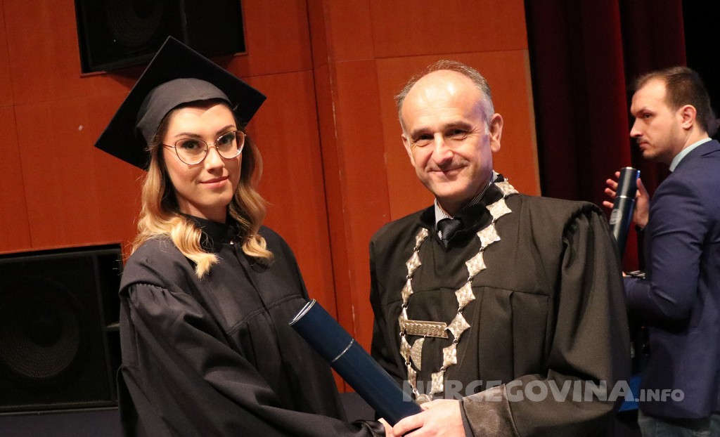 FPMOZ: Pogledajte tko je sve jučer dobio diplomu na svečanoj promociji diplomanata