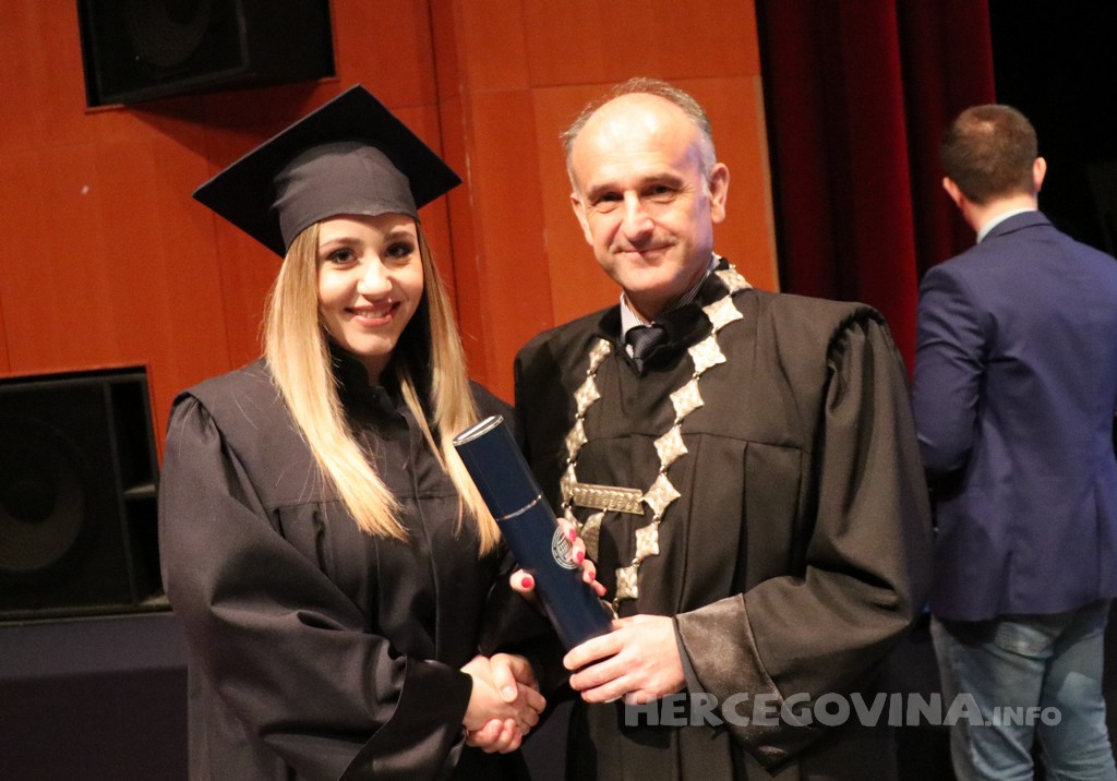 FPMOZ: Pogledajte tko je sve jučer dobio diplomu na svečanoj promociji diplomanata