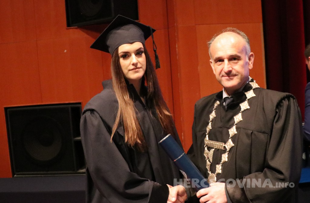 FPMOZ: Pogledajte tko je sve jučer dobio diplomu na svečanoj promociji diplomanata