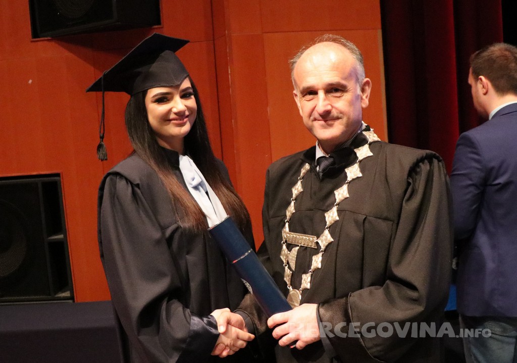 FPMOZ: Pogledajte tko je sve jučer dobio diplomu na svečanoj promociji diplomanata