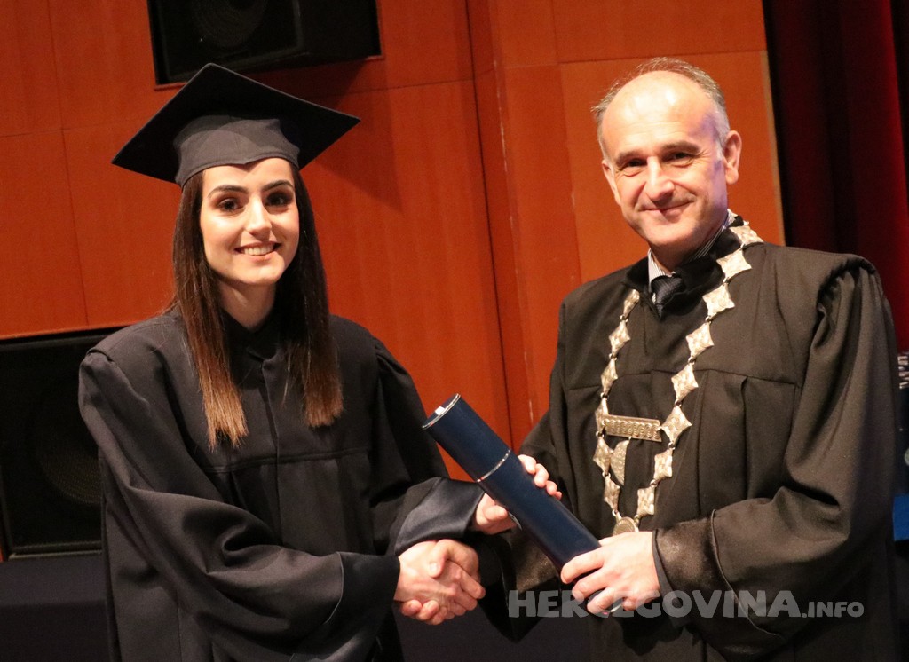 FPMOZ: Pogledajte tko je sve jučer dobio diplomu na svečanoj promociji diplomanata