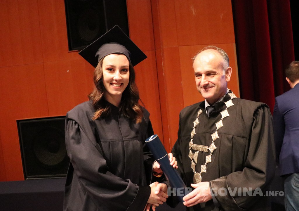 FPMOZ: Pogledajte tko je sve jučer dobio diplomu na svečanoj promociji diplomanata