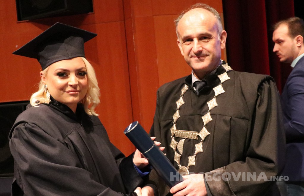 FPMOZ: Pogledajte tko je sve jučer dobio diplomu na svečanoj promociji diplomanata