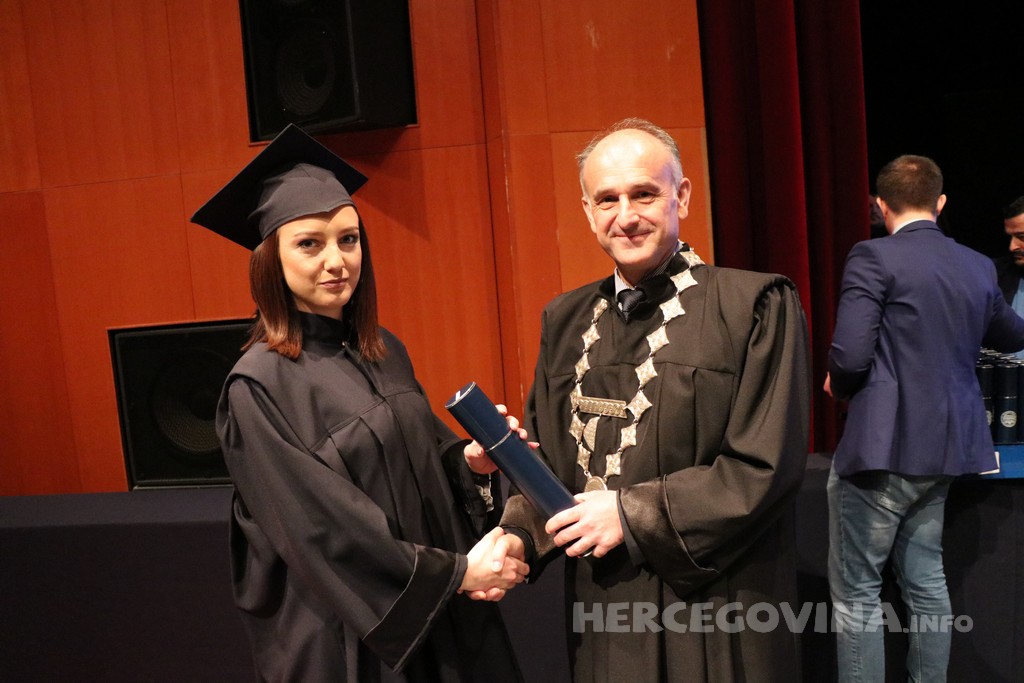 FPMOZ: Pogledajte tko je sve jučer dobio diplomu na svečanoj promociji diplomanata