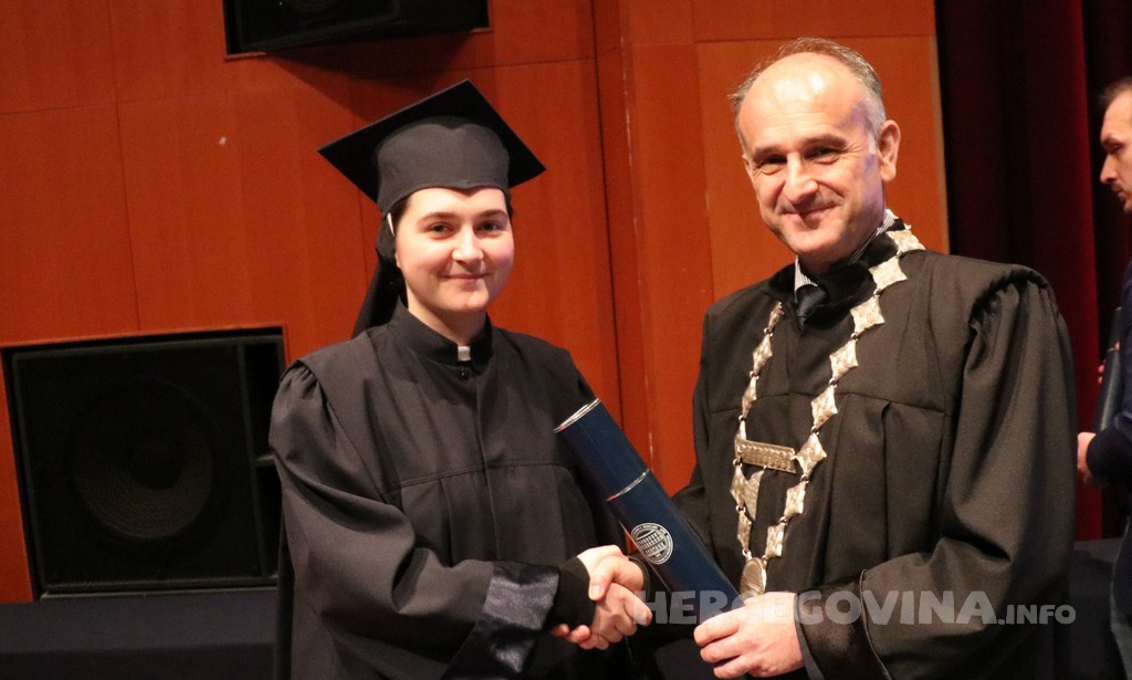 FPMOZ: Pogledajte tko je sve jučer dobio diplomu na svečanoj promociji diplomanata