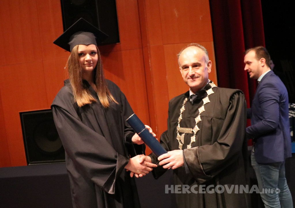 FPMOZ: Pogledajte tko je sve jučer dobio diplomu na svečanoj promociji diplomanata