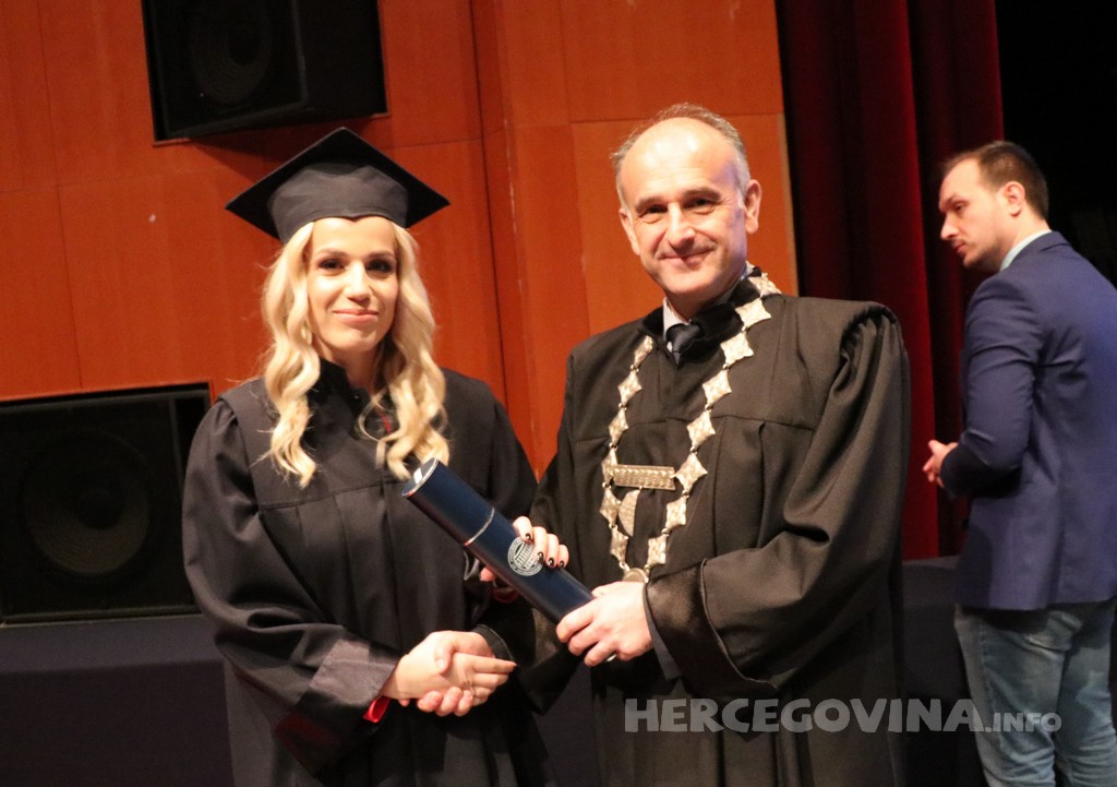 FPMOZ: Pogledajte tko je sve jučer dobio diplomu na svečanoj promociji diplomanata